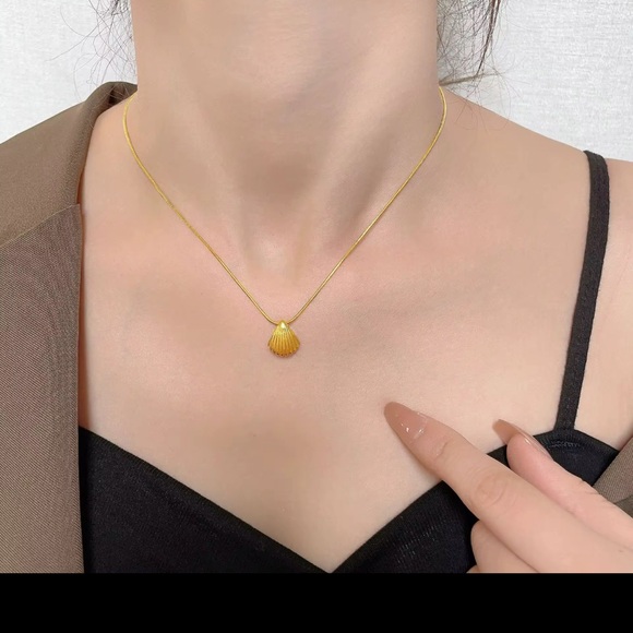 Elegant Silver Shell Pendant Necklace - Picture 2 of 2